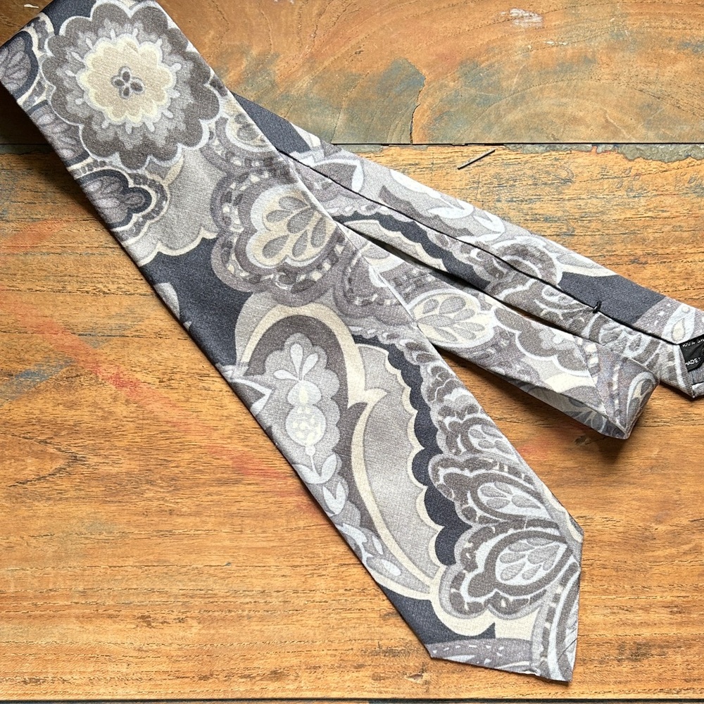 Tom Ford Gray and Cream Paisley Tie